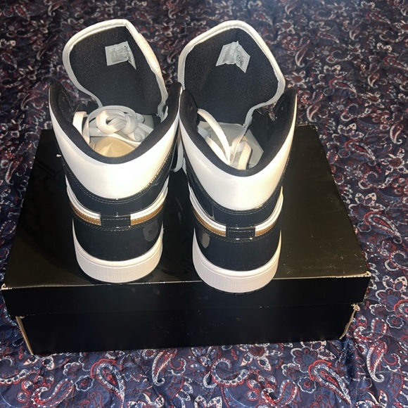 Air Jordan 1 Mid - Picture 2 of 5